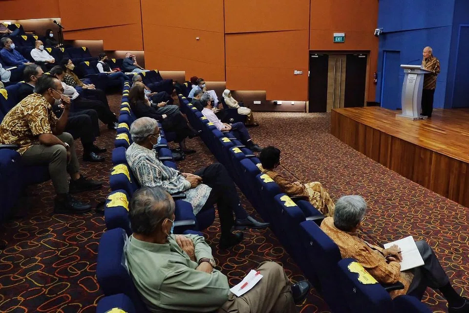 KHUSYUK DENGAR PENCERAHAN: Kuliah Profesor Wang Gungwu dianjurkan Jabatan Pengajian Melayu, Fakulti Sastera dan Sains Kemasyarakatan, Universiti Nasional Singapura (NUS). - Foto BH oleh KHALID BABA