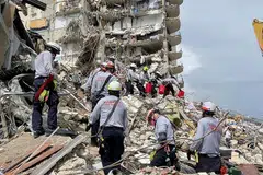 BENCANA RUNTUHAN: Bangunan 12 tingkat di Miami yang runtuh itu mempunyai lebih 130 unit, kira-kira 80 daripadanya dihuni. Pasukan penyelamat terus berusaha sepanjang hari mencari mangsa yang terselamat di tengah-tengah puing bangunan. - Foto REUTERS
