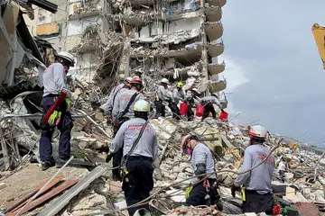 BENCANA RUNTUHAN: Bangunan 12 tingkat di Miami yang runtuh itu mempunyai lebih 130 unit, kira-kira 80 daripadanya dihuni. Pasukan penyelamat terus berusaha sepanjang hari mencari mangsa yang terselamat di tengah-tengah puing bangunan. - Foto REUTERS