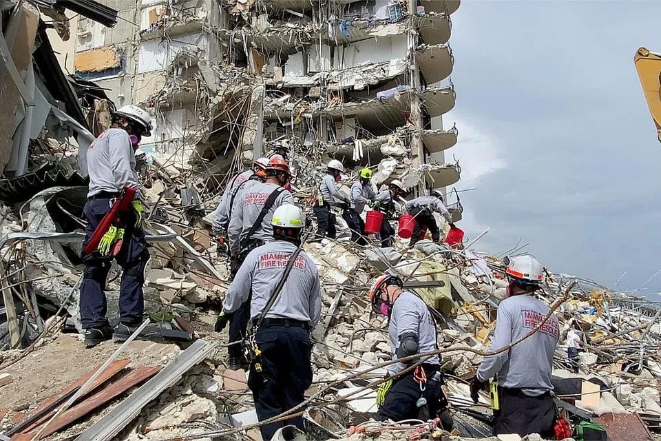 BENCANA RUNTUHAN: Bangunan 12 tingkat di Miami yang runtuh itu mempunyai lebih 130 unit, kira-kira 80 daripadanya dihuni. Pasukan penyelamat terus berusaha sepanjang hari mencari mangsa yang terselamat di tengah-tengah puing bangunan. - Foto REUTERS