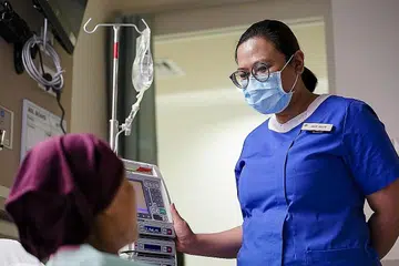 TERUS TABUR BAKTI: Cik Noor Melati yang merupakan antara pesakit Sars pada 2003, bangkit lebih kuat selepas episod itu dan kini menggesa orang ramai supaya memainkan peranan masing-masing demi membendung penularan Covid-19. - Foto NATIONAL UNIVERSITY HEALTH SYSTEM