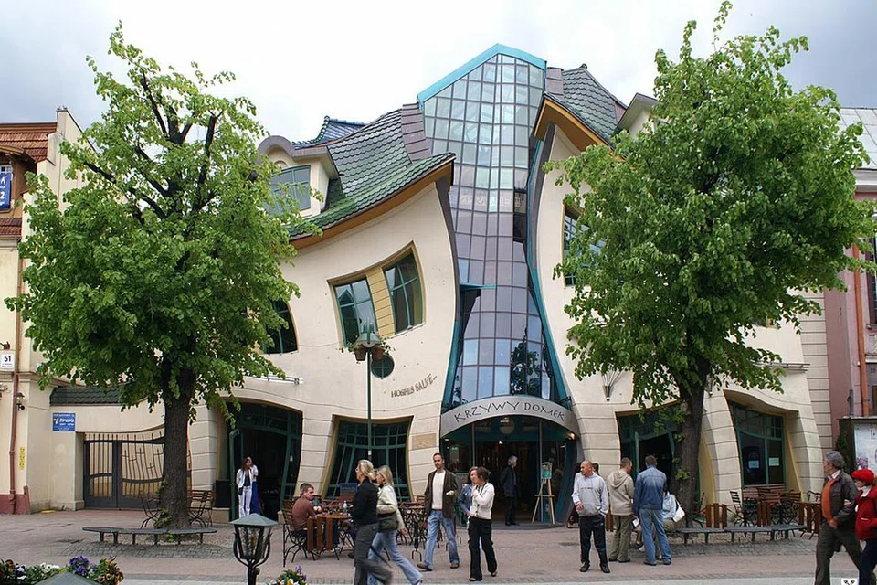 Rumah bengkok di Sopot, Poland.