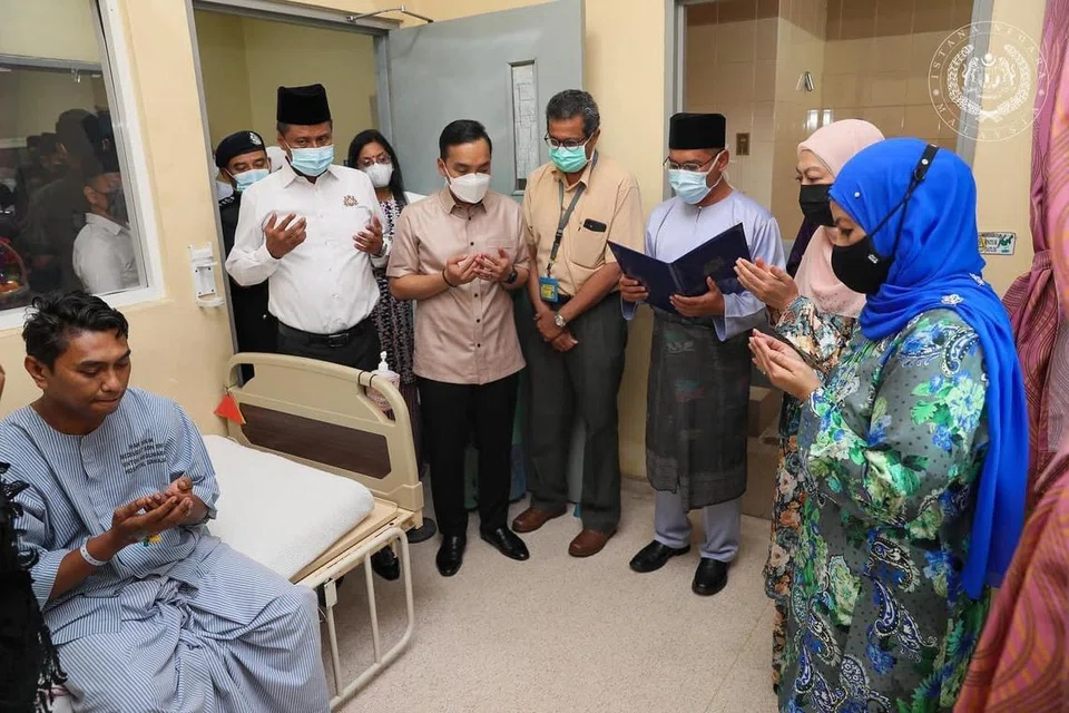 Anggota polis yang cedera akibat ditembak suspek serangan Balai Polis Ulu Tiram, Johor, Koperal Mohd Hasif Roslan (duduk) menerima lawatan Raja Permaisuri Agong, Raja Zarith Sofiah, di Hospital Sultan Ismail (HSI), Johor Bahru.