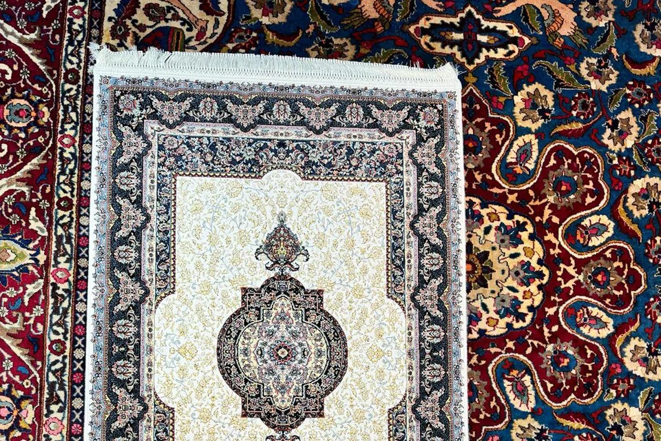 Permaidani buatan mesin Parsi dengan desain Isfahan mempunyai reka bentuk yang menarik, dan ditawarkan pada harga termampu. 