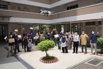 PUPUK PERSEFAHAMAN: Projek Tamar, yang turut melibatkan sukarelawan belia dari Masjid Al-Istighfar, bertujuan memupuk keharmonian dan persefahaman antara kaum. - Foto-foto MASJID AL-ISTIGHFAR
