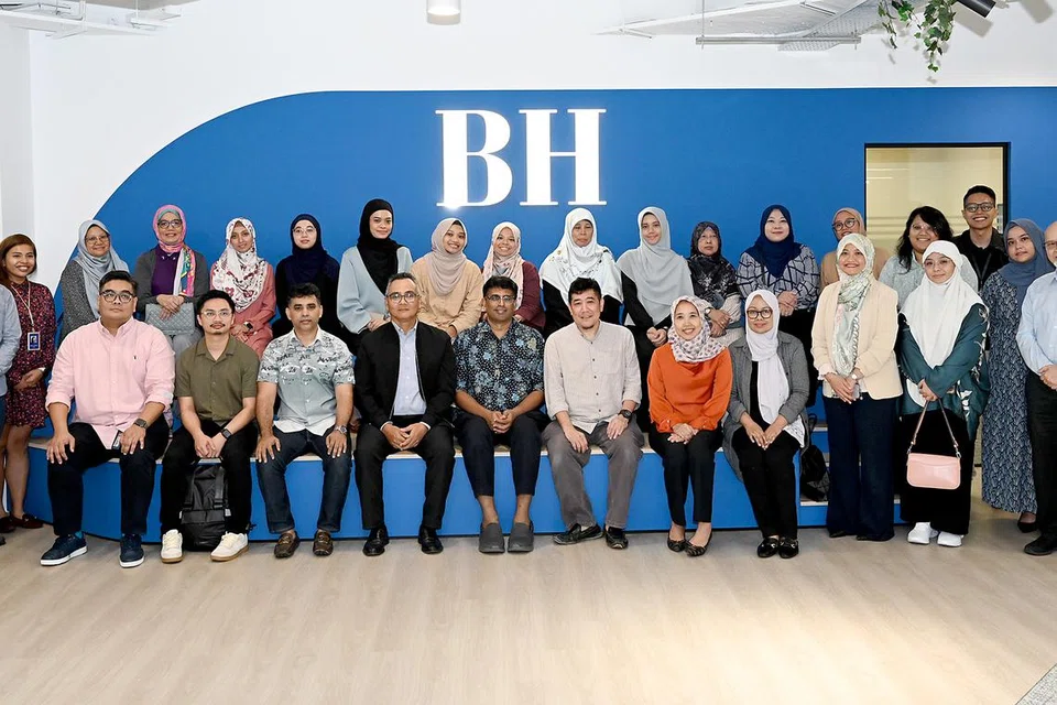 Editor BH, Encik Nazry Mokhtar (duduk baris hadapan, empat dari kiri), bersama Editor Berita, Encik Nazri Hadi Saparin (duduk baris hadapan, kiri); Ketua Pegawai Eksekutif (CEO) PPIS, Cik Tuminah Sapawi (duduk baris hadapan, kanan), Editor Audiens & Perkembangan, Cik Norhaiza Hashim (diri baris hadapan, tiga dari kanan), dan pertubuhan Melayu/Islam yang lain.