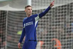 Pemain Chelsea, Cole Palmer, meraikan jaringan penalti dan gol keempat beliau ketika membantu Chelsea membenam Everton 6-0 pada 16 April.