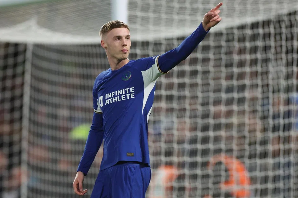 Pemain Chelsea, Cole Palmer, meraikan jaringan penalti dan gol keempat beliau ketika membantu Chelsea membenam Everton 6-0 pada 16 April.