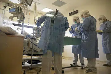 MENYELAMATKAN NYAWA: Gambar yang dirakamkan pada Mac lalu menunjukkan sekumpulan kakitangan perubatan di bilik pengasingan di Hospital Besar Singapura (SGH) membuat persiapan untuk menjalankan intubasi ke atas seorang pesakit Covid-19 bagi membolehkan beliau bernafas dengan lebih baik. Wad pengasingan SGH punya 24 bilik dengan tekanan negatif yang dibina khusus untuk mengendali pesakit dengan penyakit berjangkit berbeza seperti batuk kering, campak dan pelbagai lagi penyakit berjangkit yang mula timbul. - Foto BH oleh NEO XIAOBIN 