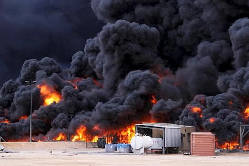 Kebakaran di tangki minyak di pelabuhan Ras Lanuf, Libya, pada 23 Jan uari. ISIS sedang mengambil kesempatan daripada keadaan keselamatan yang semakin merosot di Libya. Gambar REUTERS 