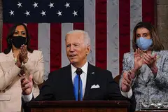 DIAPIT DUA WANITA: Cik Harris (kiri) dan Cik Pelosi (kanan) bersama Presiden Joe Biden apabila Presiden Amerika itu menyampaikan ucapan pertama di hadapan Kongres sejak memegang jawatan di Rumah Putih, 20 Januari lalu. - Foto EPA-EFE