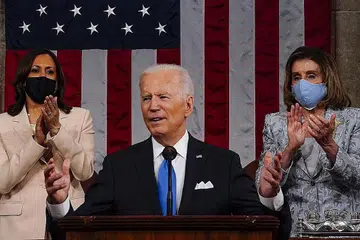 DIAPIT DUA WANITA: Cik Harris (kiri) dan Cik Pelosi (kanan) bersama Presiden Joe Biden apabila Presiden Amerika itu menyampaikan ucapan pertama di hadapan Kongres sejak memegang jawatan di Rumah Putih, 20 Januari lalu. - Foto EPA-EFE