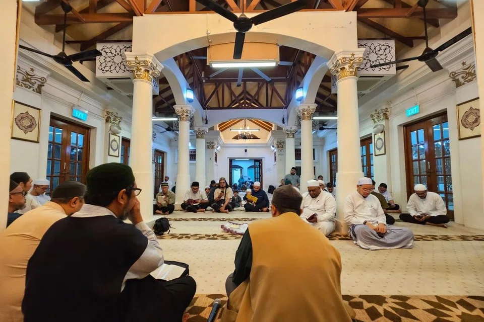 BERSAMA MAKMURKAN MASJID: Jemaah berkumpul untuk menyemarakkan acara Maulid sempena Rabiulawal di Masjid Haji Muhammad Salleh@Maqam Habib Noh.