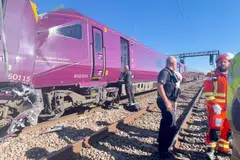 Petugas perkhidmatan kecemasan berkumpul di lokasi kejadian yang melibatkan pertembungan dua buah kereta api berhampiran Bedford, Britain, pada 19 Jun.