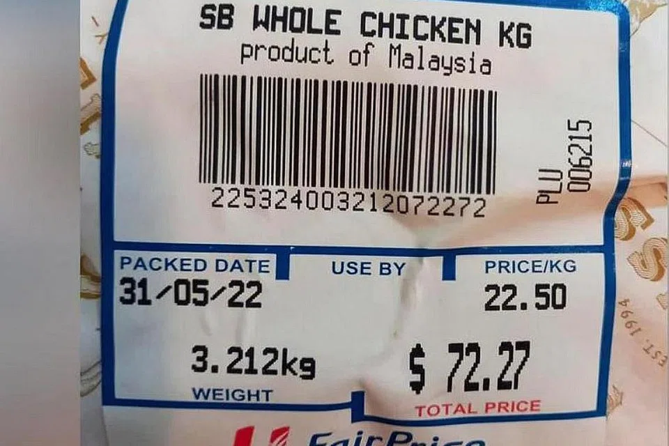 TIMBUL TANDA TANYA: Gambar label menunjukkan ayam yang dibungkus pada 31 Mei 2022 seberat 3.212 kilogram itu dijual pada harga $22.50 setiap kilogram di NTUC FairPrice. - Foto FACEBOOK NTUC FAIRPRICE