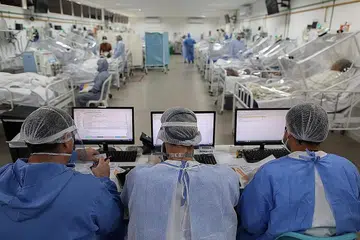 PALING TERUK TERJEJAS: Pemandangan di Unit Jagaan Rapi (ICU) yang merawat pesakit Covid-19 di Hospital Gilberto Novaes di Manaus, Brazil. Negara itu terus merupakan yang paling teruk terjejas oleh Covid-19 di Amerika Latin, dengan 4.2 juta jangkitan dan lebih 128,000 kematian. - Foto AFP