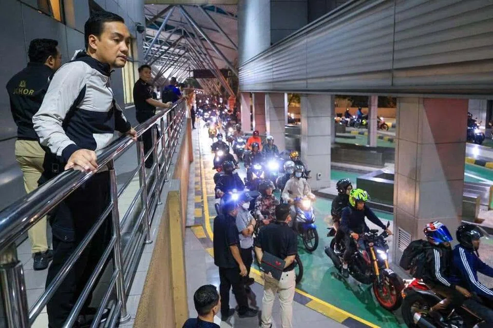 Menteri Besar Johor, Datuk Onn Hafiz Ghazi, ketika meninjau keadaan trafik di Bangunan Sultan Iskandar (BSI), Johor Bahru.