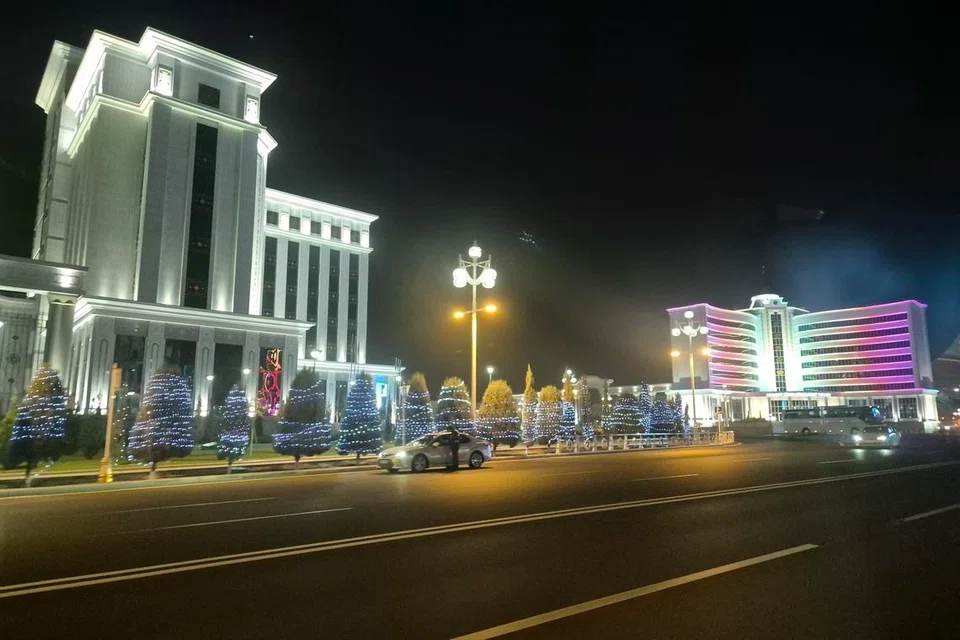 Ashgabat di Turkmenistan digelar sebagai ‘Ash-Vegas’ kerana panoramanya  kelihatan bagai di Las Vegas, Amerika Syarikat.