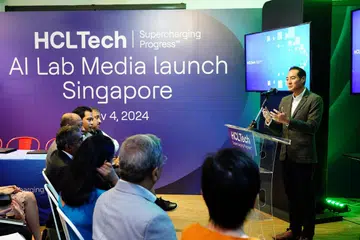 Menteri Negara Kanan (Pembangunan Digital dan Penerangan), Encik Tan Kiat How, berucap semasa acara pelancaran HCLTech AI Lab pada 4 November.