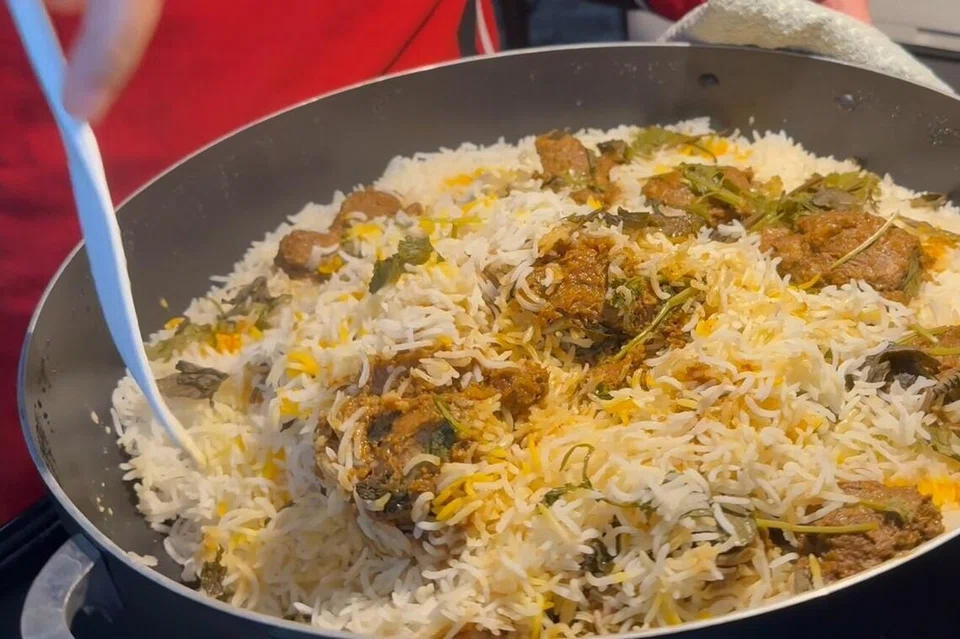 Pada 2026, Encik Hilwan dan Dr Khairunisa, memasak nasi beriani sempena perayaan Hari Raya Aidilfitri. Namun, pasangan itu perlu mengunjungi beberapa kedai berasingan untuk mendapatkan rempah-ratus khas.