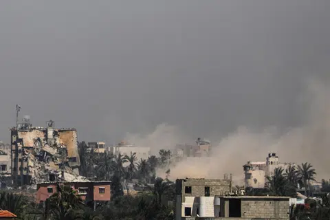 Israel terus melancarkan serangan di kem pelarian Nuserat, tengah Gaza, pada 17 April, sedang ia menimbangkan rancangan membalas serangan peluru berpandu dan dron Iran ke atasnya.