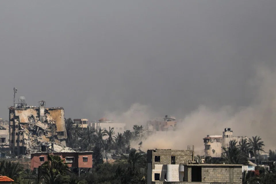 Israel terus melancarkan serangan di kem pelarian Nuserat, tengah Gaza, pada 17 April, sedang ia menimbangkan rancangan membalas serangan peluru berpandu dan dron Iran ke atasnya.