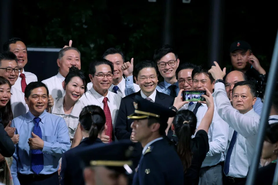 Perdana Menteri, Encik Lawrence Wong, bergambar bersama para tetamu di Istana pada 15 Mei.