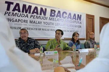 PERANAN BELIA: (Dari kiri) Pengerusi IRCC Kembangan-Chai Chee, Encik Fazlur Rahman Kamsani; Presiden Taman Bacaan, Encik Abdul Halim Kader; Timbalan Pengarah Bahagian Penglibatan, Mendaki, Cik Nur Sharon Mohd Zaini; dan Pengarah Eksekutif, Angkatan Karyawan Islam (AMP), Encik Mokhsin Salim, di antara ahli panel di seminar menentang keganasan dan ekstremisme pagi semalam. - Foto ST