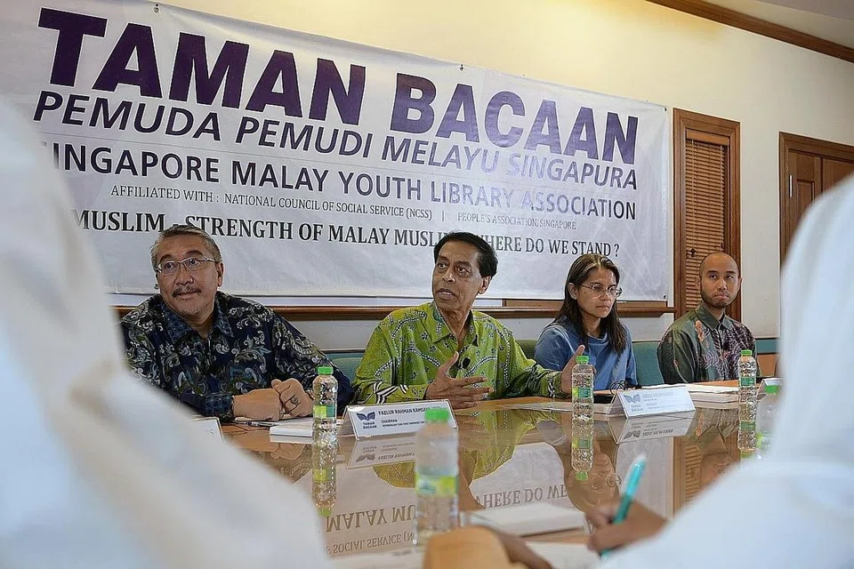 PERANAN BELIA: (Dari kiri) Pengerusi IRCC Kembangan-Chai Chee, Encik Fazlur Rahman Kamsani; Presiden Taman Bacaan, Encik Abdul Halim Kader; Timbalan Pengarah Bahagian Penglibatan, Mendaki, Cik Nur Sharon Mohd Zaini; dan Pengarah Eksekutif, Angkatan Karyawan Islam (AMP), Encik Mokhsin Salim, di antara ahli panel di seminar menentang keganasan dan ekstremisme pagi semalam. - Foto ST