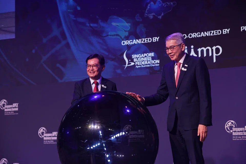 Singapura menunjukkan prestasi lebih baik sepanjang tujuh tahun lalu berbanding banyak ekonomi maju lain, kata Timbalan Perdana Menteri, Encik Heng Swee Keat (kiri). Bersama beliau ialah Pengerusi SBF, Encik Lim Ming Yan.