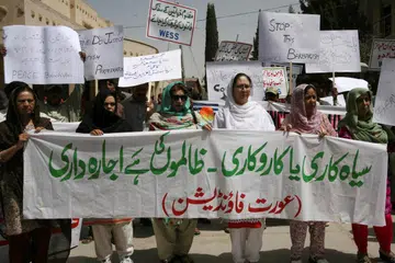 FOTO FAIL: Aktivis NGO Pakistan mengadakan protes terhadap kes pembunuhan demi maruah yang berlaku baru-baru ini di kampung Babakot, Quetta pada 5 September 2008. Sepanduk yang dibawa berbunyi: “Perbuatan kejam dan pembunuhan demi maruah adalah tanda kekuasaan golongan penindas.”