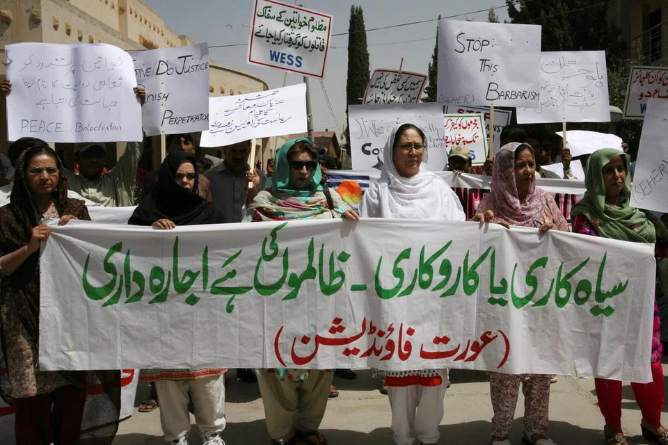FOTO FAIL: Aktivis NGO Pakistan mengadakan protes terhadap kes pembunuhan demi maruah yang berlaku baru-baru ini di kampung Babakot, Quetta pada 5 September 2008. Sepanduk yang dibawa berbunyi: “Perbuatan kejam dan pembunuhan demi maruah adalah tanda kekuasaan golongan penindas.”