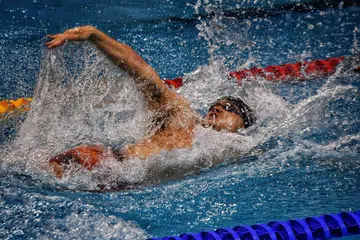 GAYA BERBEZA: Joseph Schooling menunjukkan beliau mampu memecah rekod walau berlumba dengan gaya kuak lentang. 
