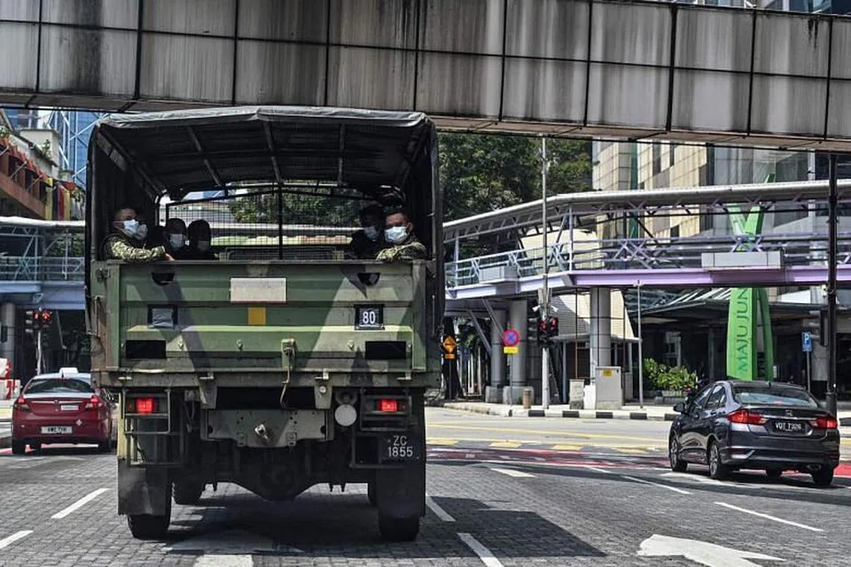 Tentera Malaysia menjalani rondaan di sekitar Kuala Lumpur untuk membantu dengan penguatkuasaan Perintah Kawalan Pergerakan di negara itu.