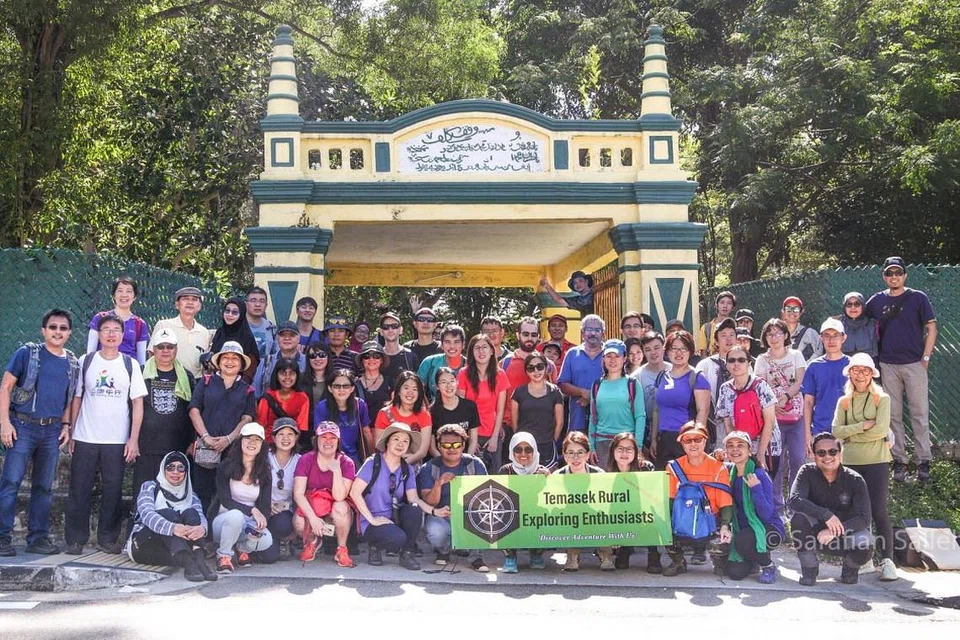 KUBUR DENGAN BANYAK CERITA: Kubur Kassim menempatkan 3,000 kubur yang masih wujud sekarang. Saya pernah mengetuai satu ekspedisi kumpulan Temasek Rural Explorer Enthusiast ke kawasan ini tidak lama dulu (gambar atas). - Foto SARAFIAN SALLEH