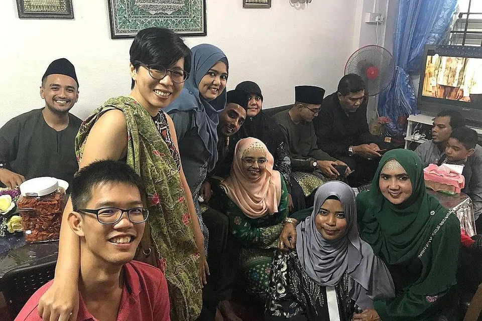 MEMUPUK PERSEFAHAMAN: Sebuah keluarga Islam merai tetamu berbangsa Cina yang berkunjung bagi merasakan suasana Raya. Mereka terlibat dalam inisiatif Interfaith Youth Circle, SG Muslims for Eid, yang menyepadankan keluarga Muslim dengan tetamu bukan Muslim sempena Aidilfitri. - Foto INTERFAITH YOUTH CIRCLE