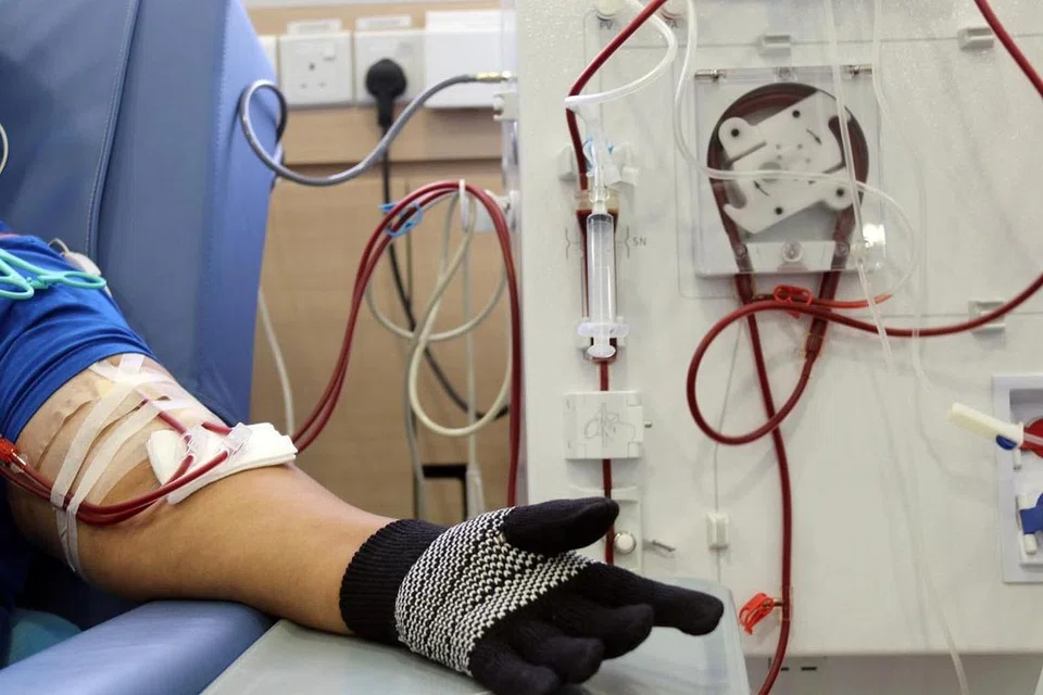 SERIK MAKAN SUPLEMEN: Cik Kamariah Ali kini menjalani rawatan dialisis tiga kali seminggu di The Sirivadhanabhakdi Foundation, sebuah Pusat Dialisis NKF. Beliau mengambil makanan tambahan untuk mengubati penyakit kencing manis namun mengalami kegagalan buah pinggang selepas itu. - Foto NUR HUMAIRA SAJAT