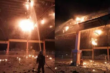 Kebakaran Dewan Arena Square di Teluk Intan, Perak, yang dipercayai berpunca daripada percikan bunga api dan mercun ketika sambutan hari lahir yang diadakan di dewan berkenaan, pada 3 November malam.