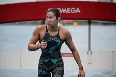 BANGGA DENGAN PERSEMBAHAN: Liew menduduki tempat ke-23 daripada 25 perenang dalam masa 2 jam 8 minit 17.9 saat dalam maraton renang 10 kilometer wanita di Taman Marin Odaiba di Tokyo pagi semalam. - Foto BH oleh KUA CHEE SIONG