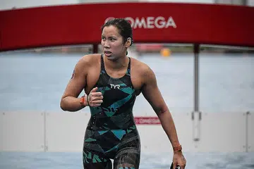 BANGGA DENGAN PERSEMBAHAN: Liew menduduki tempat ke-23 daripada 25 perenang dalam masa 2 jam 8 minit 17.9 saat dalam maraton renang 10 kilometer wanita di Taman Marin Odaiba di Tokyo pagi semalam. - Foto BH oleh KUA CHEE SIONG