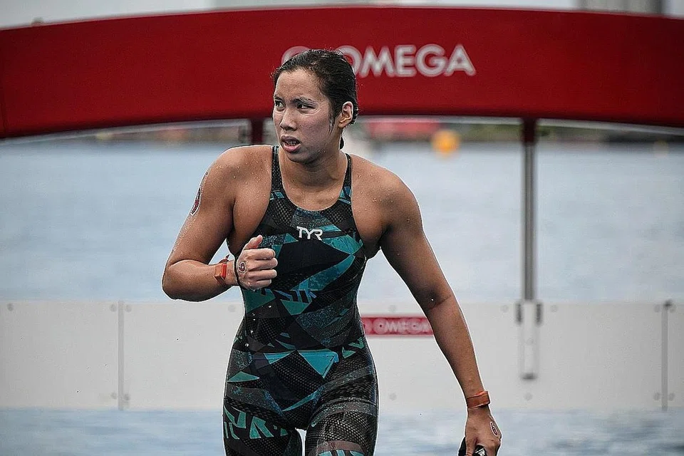 BANGGA DENGAN PERSEMBAHAN: Liew menduduki tempat ke-23 daripada 25 perenang dalam masa 2 jam 8 minit 17.9 saat dalam maraton renang 10 kilometer wanita di Taman Marin Odaiba di Tokyo pagi semalam. - Foto BH oleh KUA CHEE SIONG