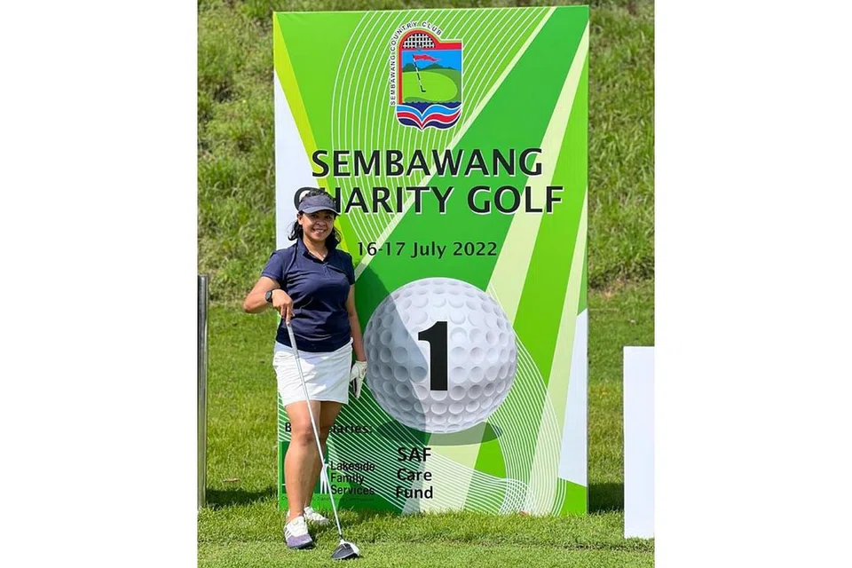 GOLF AMAL: Cik Sunarti Abdul Rahman menyertai golf amal tahun lalu di Sembawang Country Club. - Foto ihsan SUNARTI ABDUL RAHMAN