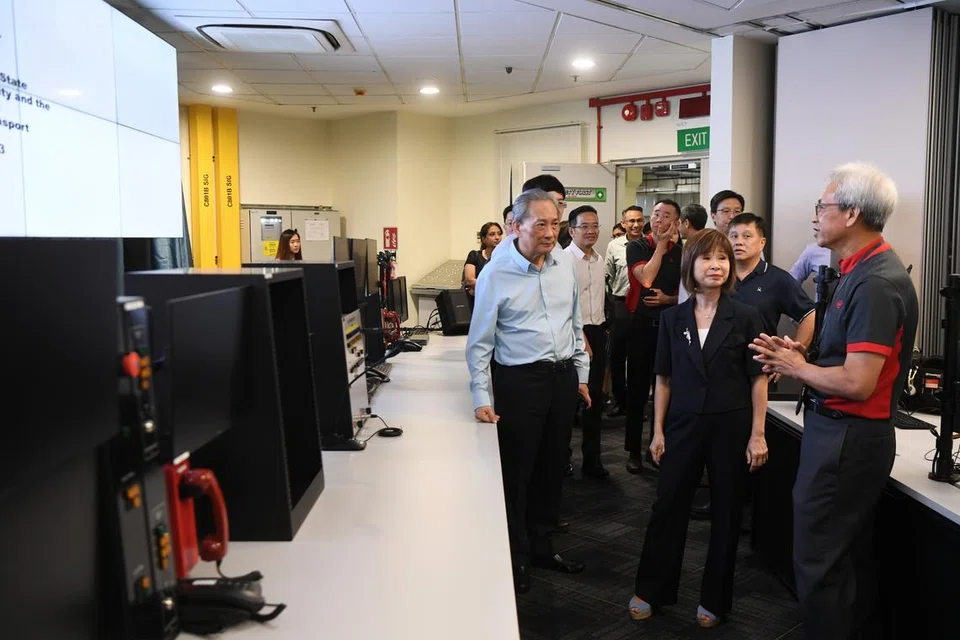 PERTINGKAT KESELAMATAN: Menteri Negara Kanan (Pengangkutan merangkap Kemampanan dan Sekitaran), Dr Amy Khor, berinteraksi dengan kakitangan SMRT semasa acara pelancaran sistem iSafe di depot Laluan LRT Bukit Panjang.