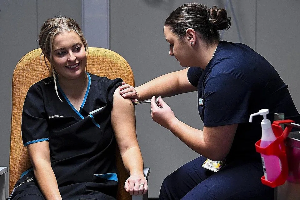 TAMPIL DAPATKAN VAKSINASI: Jururawat Maddison Williams (kiri) mendapatkan suntikan pertama vaksin Pfizer-BioNTech di Canberra, Australia, semalam. - Foto EPA-EFE