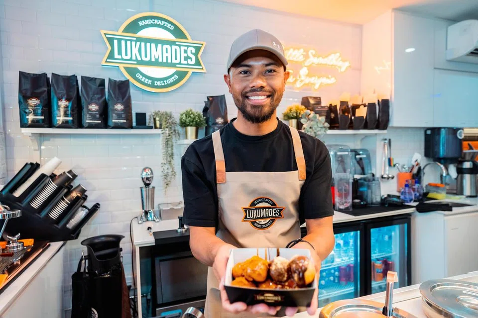 Pemilik Lukumades Singapore, Encik Muhammad Khidir Mohamed Yunus, menjual donat Greek di 60 Arab Street. 