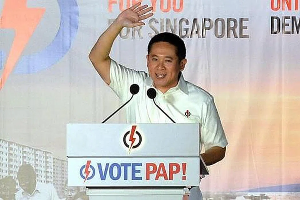 PEMERINTAH MESTI BERSIH DAN JUJUR: Calon PAP bagi GRC Sembawang, Encik Amrin Amin, berucap kepada penduduk kawasan undi itu di rapat pilihan raya malam tadi.