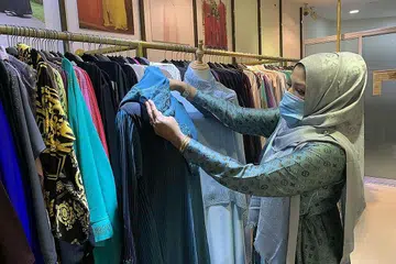 TETAP BERSEMANGAT: Walaupun jumlah pelanggan yang mengunjungi kedainya di Joo Chiat Complex lebih kurang berbanding waktu bebas Covid-19, Cik Siti berkata perniagaannya mula meningkat sedikit demi sedikit dan beliau memanfaatkan wadah media sosial untuk merancakkan penjualan. - Foto BH oleh NUR HUMAIRA SAJAT