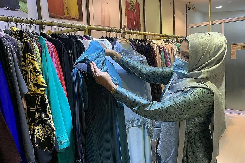 TETAP BERSEMANGAT: Walaupun jumlah pelanggan yang mengunjungi kedainya di Joo Chiat Complex lebih kurang berbanding waktu bebas Covid-19, Cik Siti berkata perniagaannya mula meningkat sedikit demi sedikit dan beliau memanfaatkan wadah media sosial untuk merancakkan penjualan. - Foto BH oleh NUR HUMAIRA SAJAT