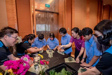 TINGKAT KEMAHIRAN: Benefisiari dari Pusat APSN untuk Dewasa belajar menghasilkan gubahan bunga.