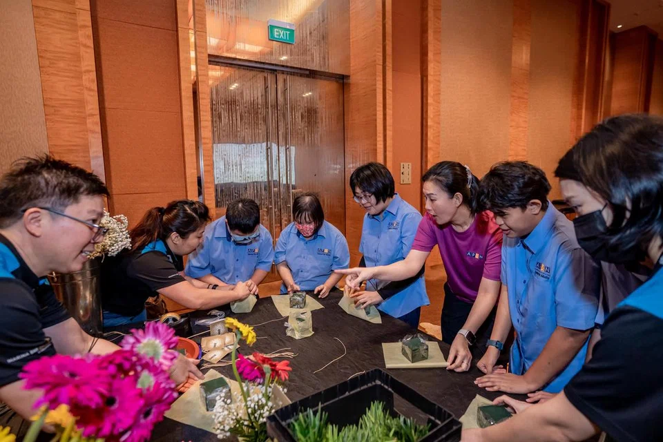 TINGKAT KEMAHIRAN: Benefisiari dari Pusat APSN untuk Dewasa belajar menghasilkan gubahan bunga.